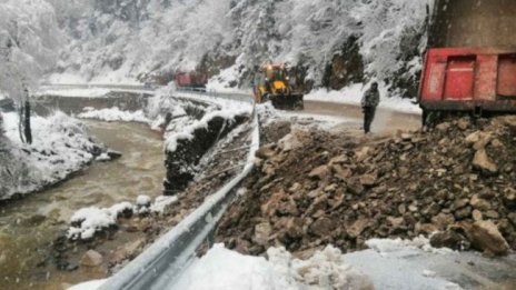 Заради сложната зимна обстановка, режим на тока в някои области