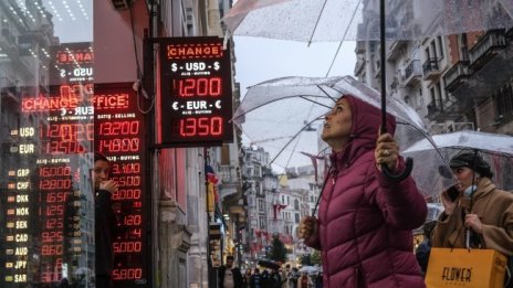 АФП: Море от български автобуси в Одрин издава мащаба на валутната криза в Турция