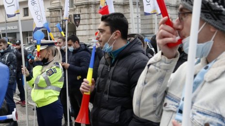 В Букурещ със сертификат на работа, хиляди на протест