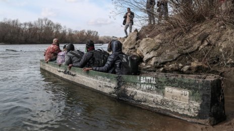 Гръцката брегова охрана е спасила 63 мигранти 