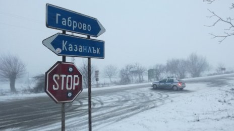 Сняг вали на проходите Шипка и Хаинбоаз, няма ограничения засега