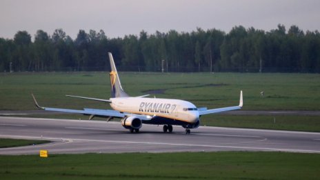 Самолет на Ryanair кацна аварийно заради пожар на борда 