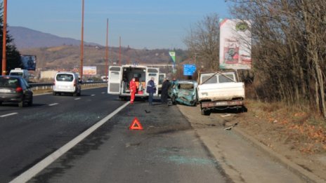 Камион се удари в спрял в аварийна лента лек автомобил