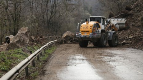 Затруднено е движението на пътя Троян - Кърнаре заради паднали камъни