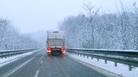 Катастрофи на Северозапад заради снеговалежите