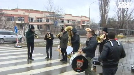 Влогър протестира с музика и бонбони заради разбит път в София