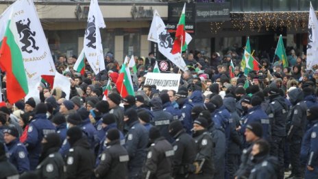 Протестът на "Възраждане" ескалира, пробват да влязат в НС