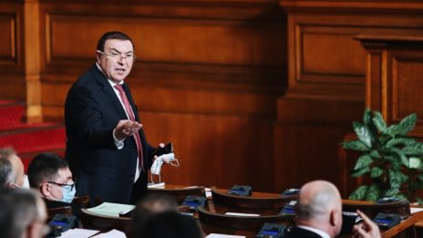 Ангелов: В парламента сме натъпкати като сардели, имаме по-голяма зала