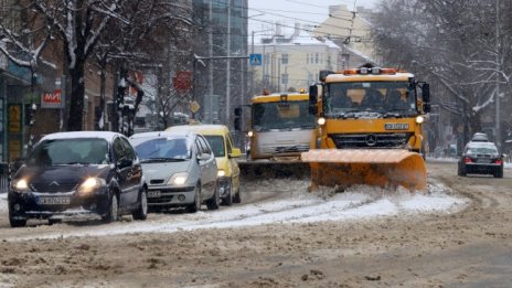 137 машини обработват срещу заледяване улиците в София 