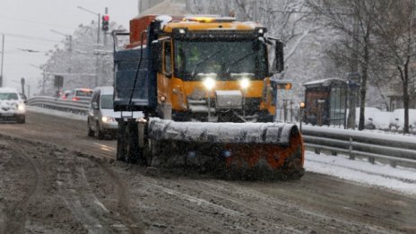 Над 310 снегорина обработват пътищата в страната