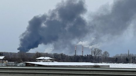 Голям пожар гори в склад в столичния квартал "Дружба"