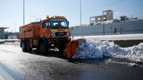 Редица пътища в Гърция остават блокирани