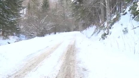 Седем часа екипи се борят да спасят възрастен мъж от безлюдно село