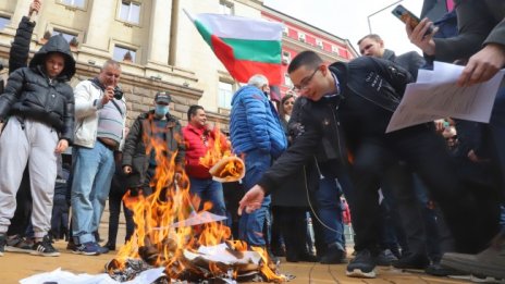 В кадър: ВМРО гори сметки, "прати" Петков в Руанда