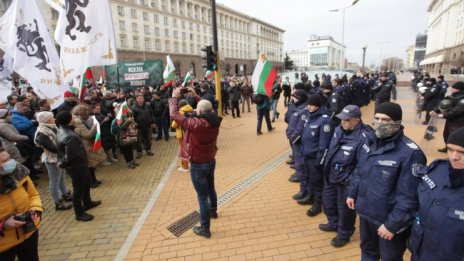 Костадинов поведе протеста на "Възраждане", освиркаха Петков