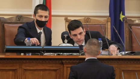 След 11 часа дебати депутатите приеха финансовата рамка на бюджета