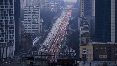 Хората в Киев се крият в метрото, има задръствания по изходите на града