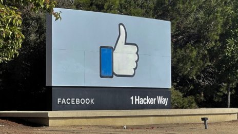 Facebook резна рекламите на руски държавни медии 