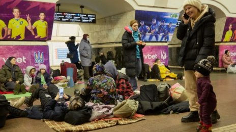 Символ на надеждата: Бебе проплака в метрото в Киев