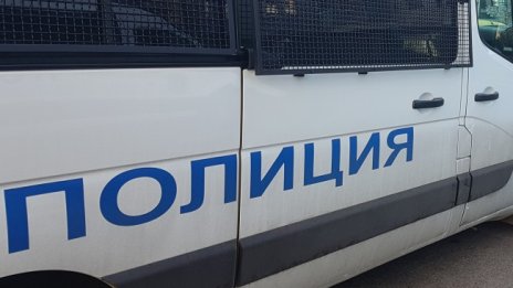 Мъж е бил убит на циментова площадка в завод 