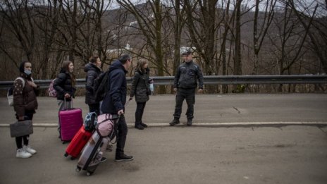 Общини настаняват бежанци в хотели, общежития, жилища 