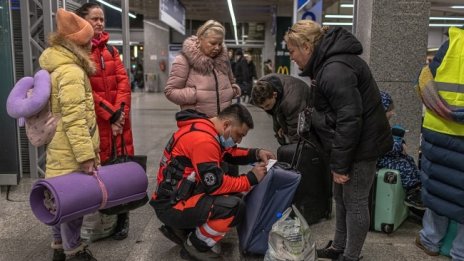 БЧК с телефонна линия в помощ на бежанците от Украйна