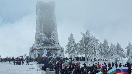 Установиха мъж, опетнил знамето на ЕС на Шипка