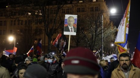 Ще може ли Сърбия да бъде в братска прегръдка и с Брюксел, и с Москва?