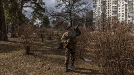 Роднини отчаяно се опитват да се свържат с близките си в Мариупол