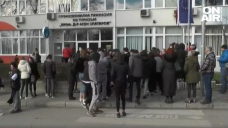 Варненски ученици протестираха заради уволнен учител