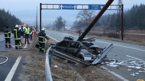 Един загинал и двама тежко ранени след катастрофа в Благоевград