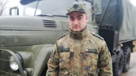 Войник спаси живота на двама души, изгаси запалила се кола