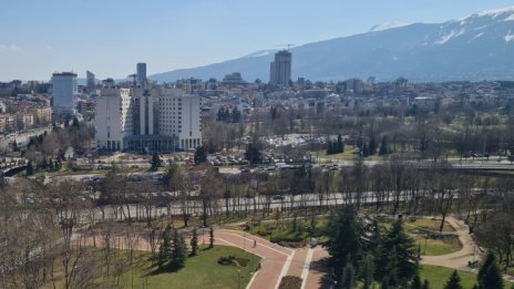 Облачен следобед, с превалявания, температурите 17° - 22°