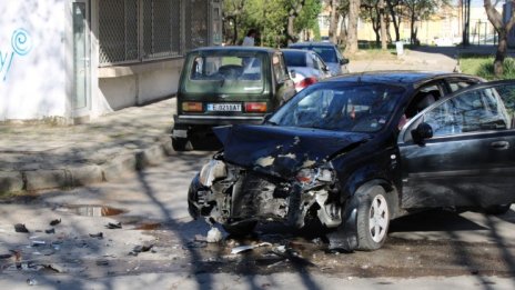 Катастрофа с два автомобила в Благоевград