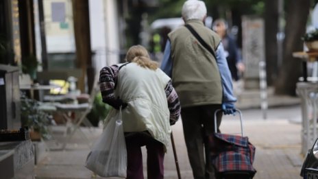 Пенсионери не могат да си вземат парите преди Великден