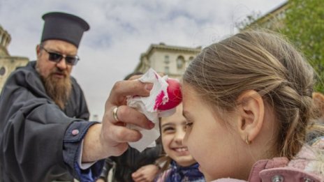 Деца боядисваха великденски яйца на пл. "Света Неделя" в София