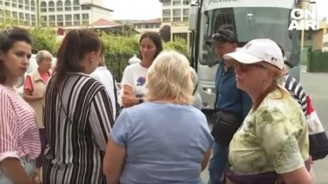 Хаос в хотел в Слънчев бряг, бежанци не знаят къде отиват автобусите