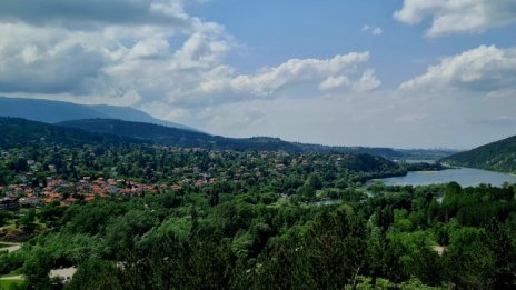 Топло, но с разкъсана облачност, на места ще прегърми