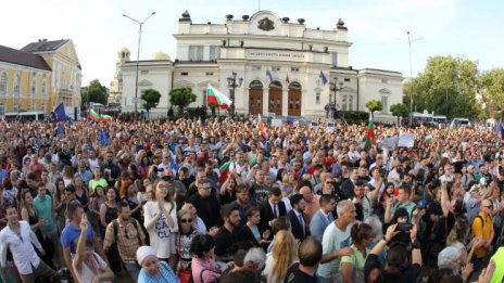 Под звуците на аплодисменти кабинетът "Петков" напусна Народното събрание