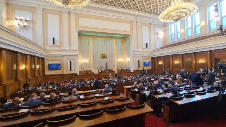 Парламентът заработи, ще обсъди френското предложение за РСМ