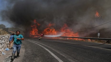 Трети ден бушува горски пожар в Мармарис