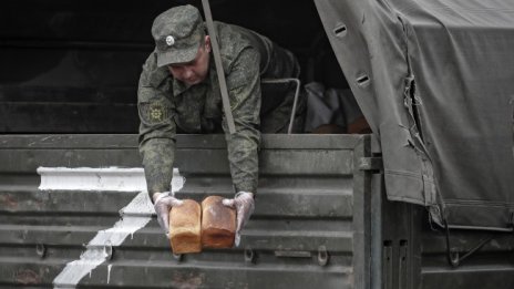 В Мариупол са принудени да ловят гълъби за прехрана