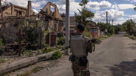 Шест жертви при обстрел на жилищна сграда в Донецка област