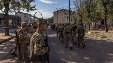 Най-малко трима убити при ракетна атака в украинския град Днипро