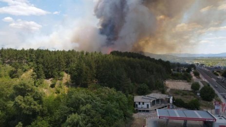 Пожарът край Казанлък се разраства