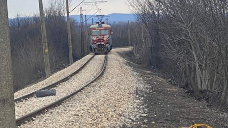 Товарен влак дерайлира в района на Зверино