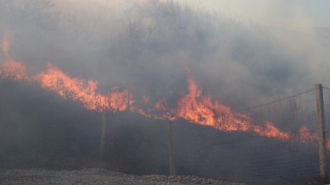 Къщи горят край Стара Загора 