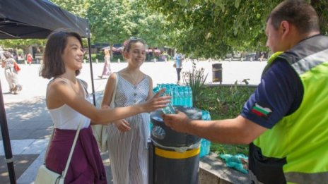 Раздават вода в София заради горещините 