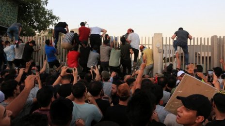 Безредици в иракската столица, недоволни нахлуха в парламента