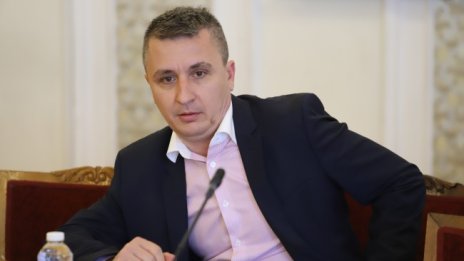 Николов: Офертата за танкерите с газ е ангажираща